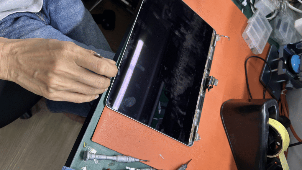 MacBook Pro Changing Screen